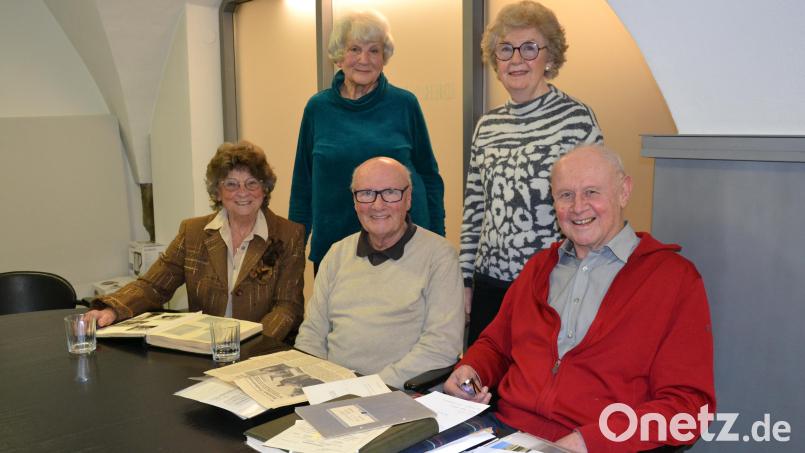 Zum allerersten Abiturjahrgang in Tirschenreuth gehören (von links) Liane Wenger (geborene Treutner), Petra Huber-Katterfeld, Helwig Haulena, Bertheide Nickl (geborene Uelein) und Horst Adler. Die ehemaligen Klassenkameraden treffen sich heute noch gerne zum Stammtisch. Bild: as