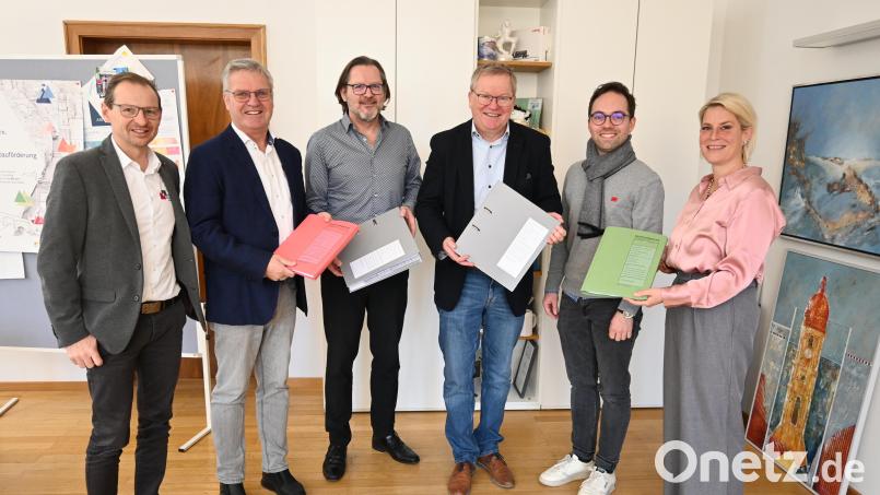 Große Freude herrschte unter den Anwesenden im Zuge der termingerechten Einreichung des Bauantrags für das neue Bürgerspitalareal im Büro des Oberbürgermeisters. Bild: Simon Hauck, Stadt Amberg
