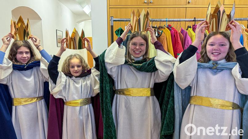Von links: Verena (15), Mara (10), Magdalena (17) und Emma (11) fahren Anfang Januar als Sternsinger nach Berlin ins Bundeskanzleramt. Bild: Stephan Huber