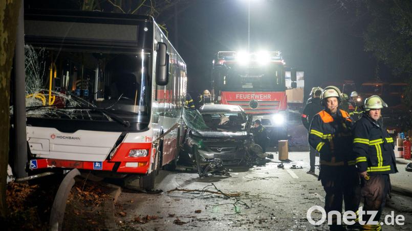 Auf der Flucht geriet der Wagen zwischen einen Linienbus und ein weiteres Fahrzeug und wurde dabei eingeklemmt. Bild: Rene Schröder/NEWS5/dpa