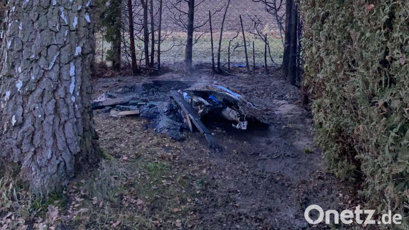 Unbekannter Täter setzt in Schwandorf eine Dixi-Toilette in Brand. Auch eine Hecke wird beschädigt. Polizei sucht Zeugen. Bild: Polizeiinspektion Schwandorf