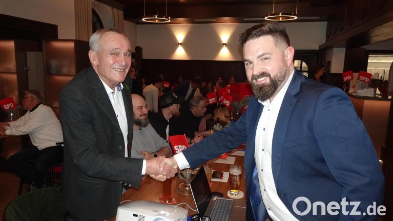 Weidens Alt-Oberbürgermeister Kurt Seggewiß gratuliert Sebastian Dippold zur erneuten Nominierung als Bürgermeisterkandidat der SPD Neustadt/WN. Bild: ui