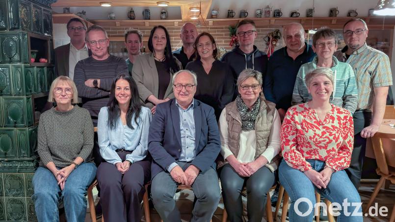 Die Nominierten für die Bärnauer SPD-Liste, darunter der derzeit amtierende Dritte Bürgermeister Gottfried Beer (vorne, Dritter von links), Stadträtin Anna Schwamberger (vorne rechts) und Stadtrat Michael Wegener (hinten, Fünfter von links). Bild: Susanne Forster