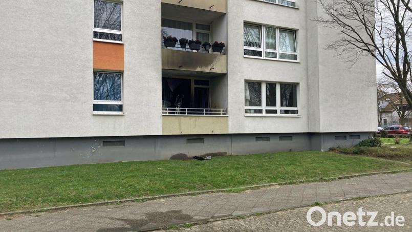 Spuren des Wohnungsbrands an der Fassade. Bild: Polizei Mettmann/dpa