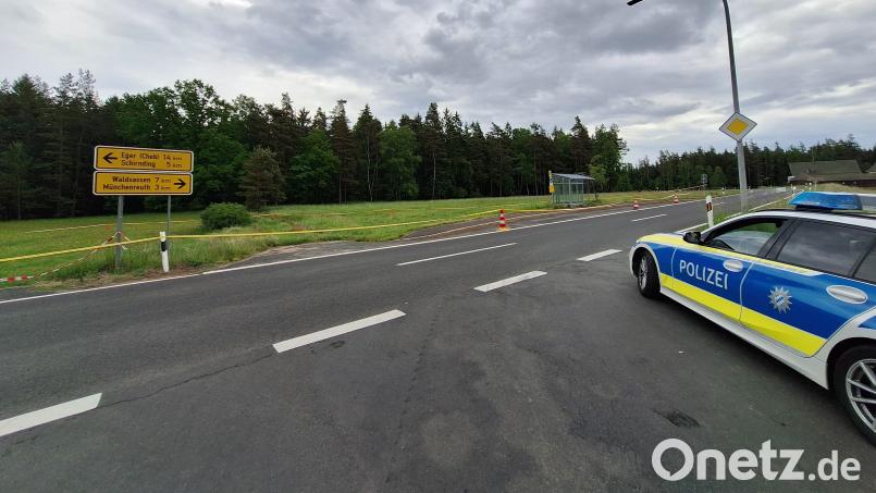 In Seedorf (Marktgemeinde Schirnding) im Landkreis Wunsiedel ist es am Samstagnachmittag zu einem tödlichen Schusswechsel zwischen Bundespolizei und einem Mann gekommen. Bild: Alexandra Hautmann
