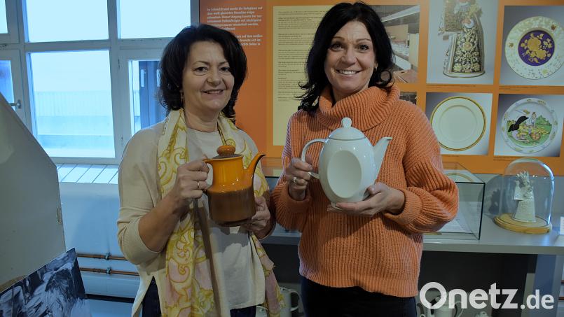 Nicole Schuller und Marion Papsch vom Mitterteicher Museumsteam bekommen regelmäßig Mail- oder Telefonanfragen zum Wert von Mitterteicher Porzellan. Expertisen geben sie aber keine ab. Bild: ubb