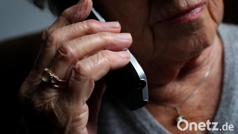 Die Seniorin tätigte mehrere Überweisungen über Monate hinweg. (Symbolbild) Bild: Karl-Josef Hildenbrand/dpa/dpa-tmn