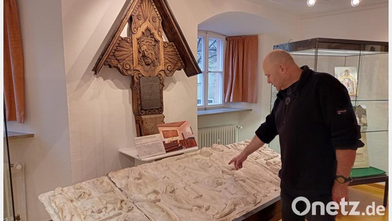 Das Altarrelief in der Unterkirche von Herz Jesu Weiden (hier ein Gipsmodell) ist für Dr. Sebastian Schott vom Stadtmuseum eines der besten Schnitzkunstwerke Vierlings. An der Wand das geschnitzte Grabkreuz für die Eltern von Dr. Josef Pfleger, Georg und Anna Pfleger aus Pressath. Bild: Hladik