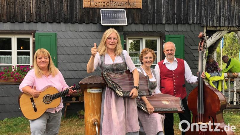 Die Gruppe „Vielsaitig“ aus Kirchenlamitz tritt bei einem Adventsabend als musikalische Begleitung der Weihnachtsgeschichte auf. Bild: Stadt Marktredwitz