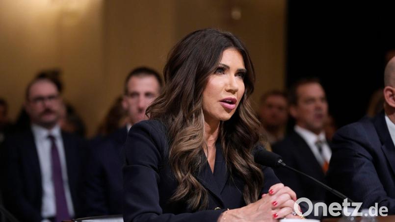 Worum geht es der US-Regierung bei Angriffen auf angebliche Drogenboote und der Beschlagnahmung von Öltankern in der Karibik wirklich? US-Heimatschutzministerin Kristi Noem lässt eine Antwort erkennen. Bild: Mark Schiefelbein/AP/dpa