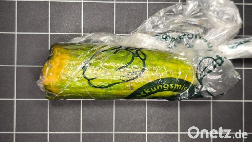 Statt einer Goldmünze hat eine Frau aus Bayern diese alte Gurke geliefert bekommen. Sie hatte die Münze auf einem Kleinanzeigen-Portal entdeckt und Kontakt mit dem Verkäufer aufgenommen. Bild: Polizei Sulzbach-Rosenberg/dpa