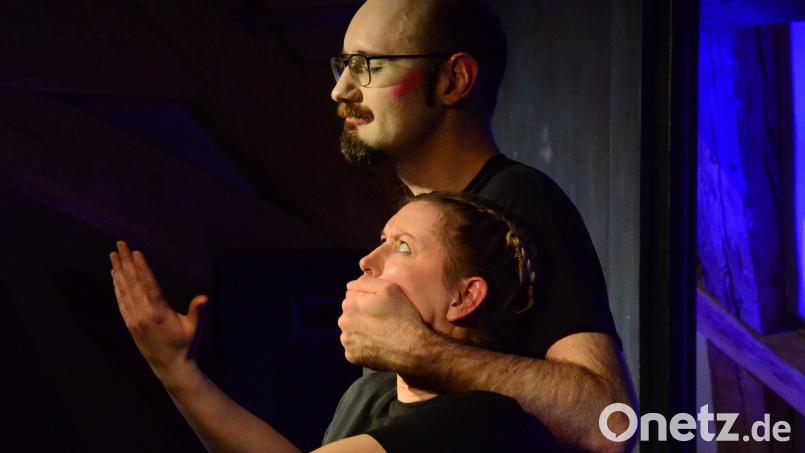 Hör mir zu und halt den Mund, wenn ich was sage! Friedrich (Max Hegner) erklärt Johannes (Katharina Mühln) die Hamlet-Charaktere. Bild: Kunz