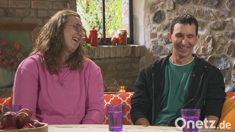 Auch zum Bedauern von Moderatorin Inka Bause ist aus Julia und Michael kein Paar geworden. Die beiden Oberpfälzer verstehen sich aber immer noch gut. Bild: RTL