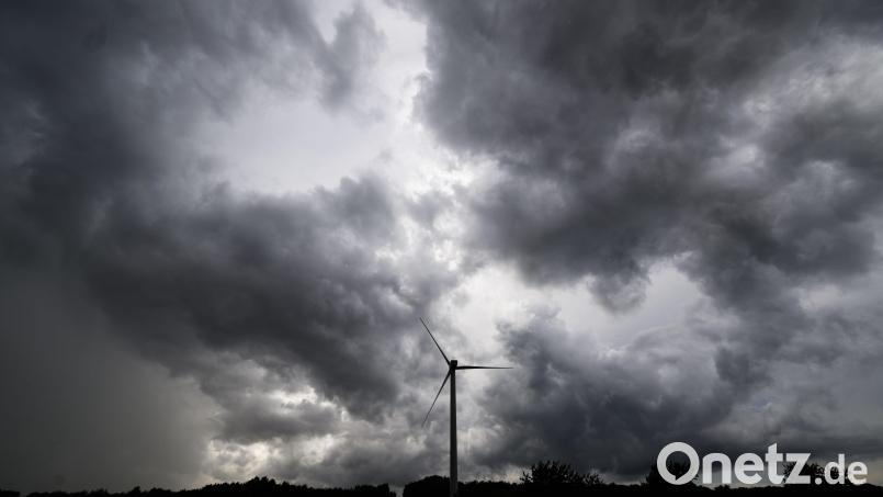 Gewitterwolken nicht nur über dem Windrad, sondern auch über der Windkraft in Parkstein. Symbolbild: Julian Stratenschulte, dpa