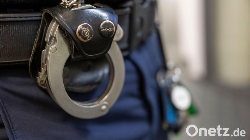 Wegen Korruptionsverdachts hat die Polizei eine Behördenmitarbeiterin vorübergehend festgenommen. (Symbolbild) Bild: Peter Kneffel/dpa