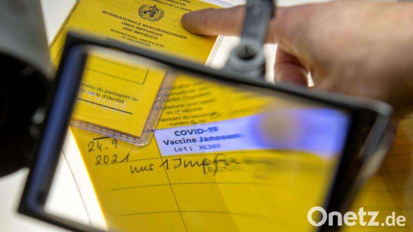 Die Kripo überprüfte im Zusammenhang mit dem Verfahren gegen den Hausarzt zahlreiche Impfausweise. (Archivbild) Bild: Stefan Puchner/dpa