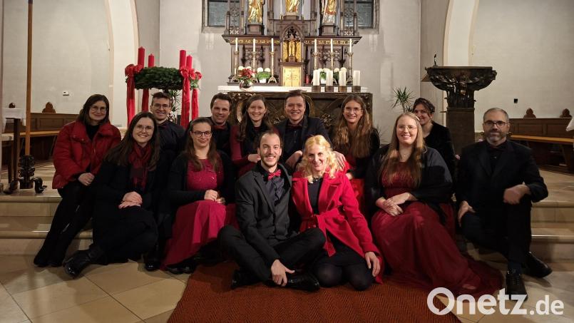 Ende November füllten Voices die Heimatpfarrkirche ihrer Chorleiterin Manuela Falk (ganz vorne rechts) in Rothenstadt. Gleiches soll nun in Windischeschenbach in St. Emmeram, der Heimatgemeinde von Moderator Andreas Wolf (hinter Falk) gelingen. Bild: Thomas Falk