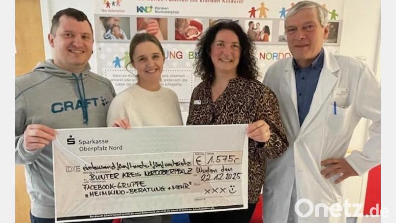 Thomas Fritsche (links) von der Facebook-Gruppe „Heimkino, Beratung &amp; mehr“ übergab 1575 Euro an Marina Luttels vom Bunten Kreis Nordoberpfalz (Zweite von rechts). Darüber freuen sich auch Chefarzt Dr. Fritz Schneble (rechts) und Thomas Fritsches Freundin Andrea Koch. Bild: Friedrich Peterhans, KNO