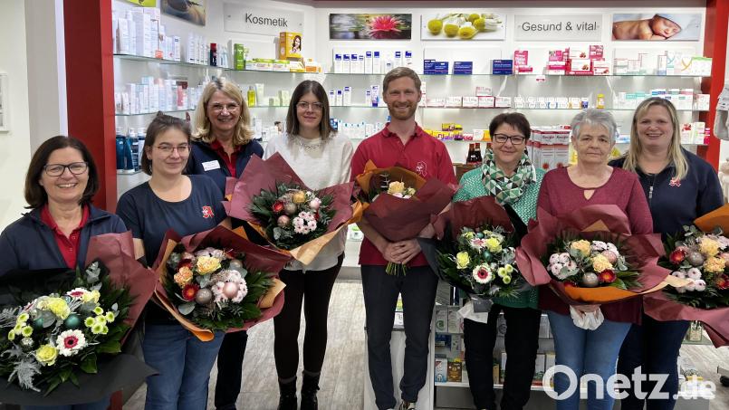 Für ihre langjährige Betriebszugehörigkeit werden sieben Mitarbeiter der Burg Apotheke in Vohenstrauß geehrt. Bild: Burg-Apotheke Vohenstrauß