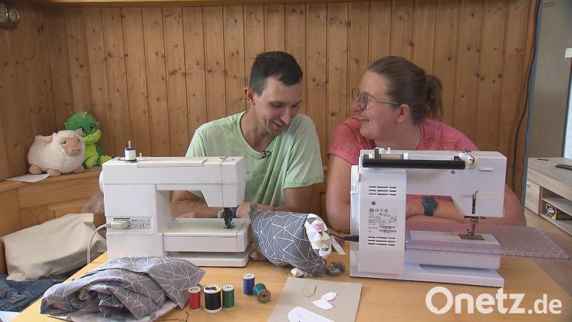 Julia und Michael nähen in der aktuellen Folge von "Bauer sucht Frau" gemeinsam ein Stoffschaf. Bild: RTL