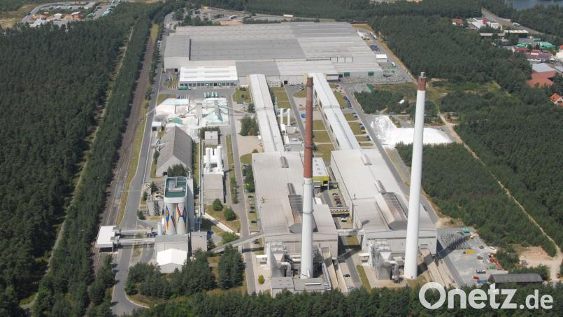 Das Pilkington-Werk in Weiherhammer hat zwei Flachglas-Linien. Eine davon steht seit Juni 2024 still. Die Wiederinbetriebnahme verzögerte sich zuletzt immer wieder. Archivbild: Michael Ascherl