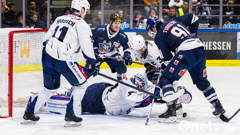 Michael McNiven (liegend) bewahrte die Blue Devils Weiden am Dienstagabend bei den Kassel Huskies mehrfach mit starken Paraden vor einer höheren Niederlage. Am Ende verloren die Weidener die Partie mit 1:4. Bild: Werner Moller