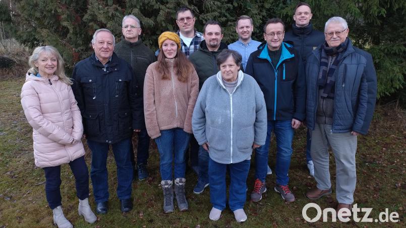 Diese Kandidaten stehen auf der Liste der FWG für die Wahl zum Gemeinderat. Entschuldigt waren Ilona Hofmann und Alexander Graf. Die Wahl wurde von Erni Bühl (links) von der ÜWG aus Neusorg geleitet. Bild: ld