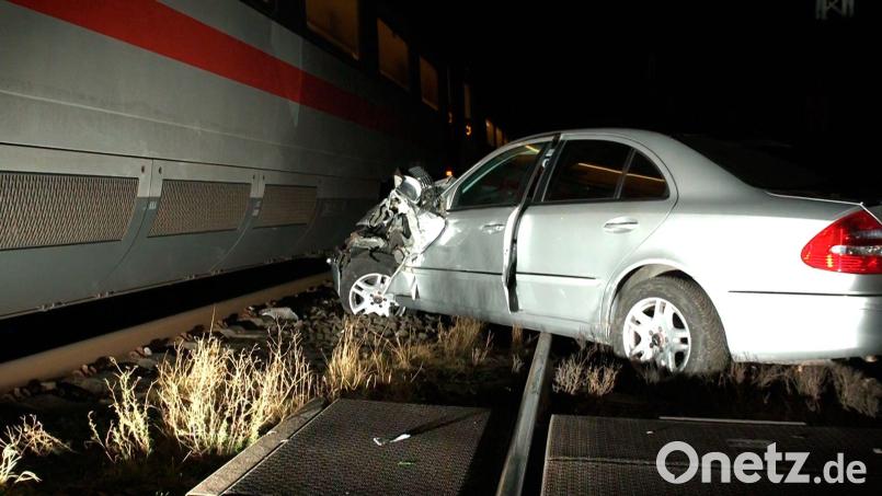 Das Auto stand auf dem Bahnübergang und wurde von einem ICE erfasst. Bild: Markus Wüllner/dpa