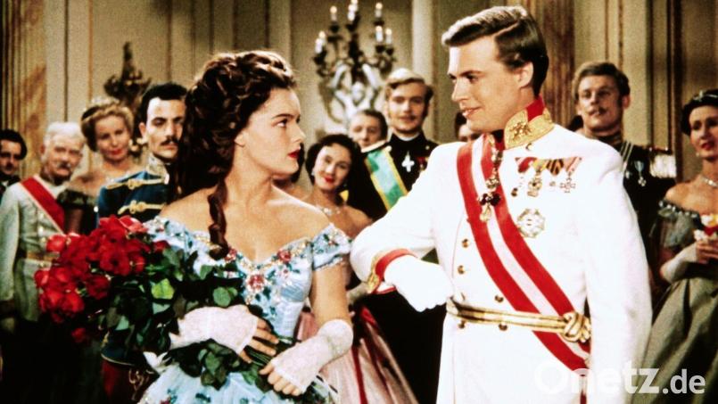 Der österreichische Kaiser Franz Joseph (Karlheinz Böhm) bittet Sissi (Romy Schneider) um ihre Hand - Szene aus dem Film „Sissi“. Der österreichische Film aus dem Jahr 1955 wird am heutigen Heiligabend und am ersten Weihnachtsfeiertag bei RTL ausgestrahlt. Bild: -/RTL+/dpa