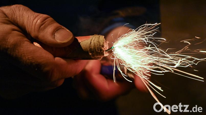 Beamte der Grenzpolizei Selb stellten bei einer Kontrolle am Bahnhof in Marktredwitz mehrere Packungen verbotener Böller sicher. Symbolbild: Patrick Pleul