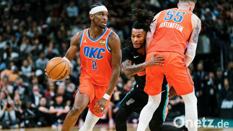 Isaiah Hartenstien blockt seinen Mitspieler Shai Gilgeous-Alexander frei. Bild: Rodolfo Gonzalez/AP/dpa