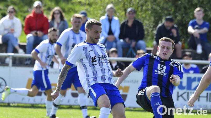 Spielertrainer Sebastian Bauer (links) wird den SV Freudenberg im Winter Richtung Dürnsricht verlassen. Ob er dort spielen darf, ist noch offen. Bild: Hubert Ziegler