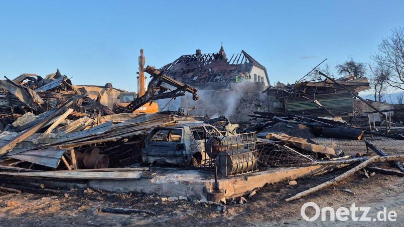 Mehrere Hofgebäude standen in Flammen, der Schaden ist immens. Bild: Stefan Wintermeier/zema-medien.de/dpa