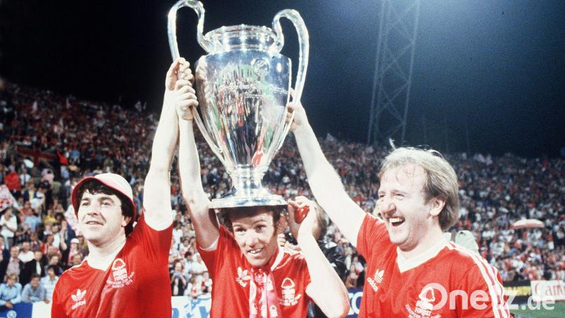 Einer seiner größten Momente: 1979 feiert John Robertson (l) den ersten von zwei Triumphen im Europapokal der Landesmeister mit Nottingham Forest. Bild: Uncredited/AP/dpa