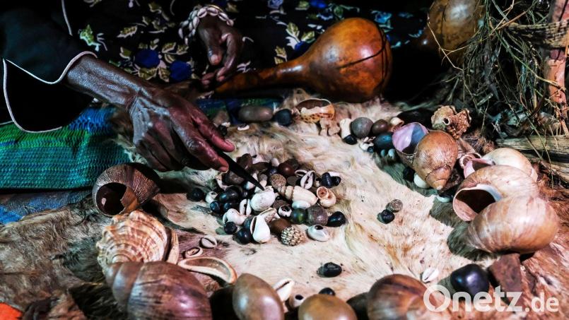 In Afrika glauben viele an die Macht der Hexerei. (Illustration) Bild: Hajarah Nalwadda/AP/dpa