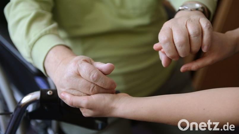 Der Bedarf an Pflegeangeboten in Deutschland wächst stetig. Dagegen der Ausbau von Plätzen nur langsam. (Symbolbild) Bild: Jens Kalaene/dpa-Zentralbild/dpa