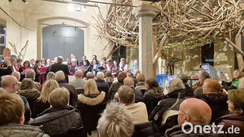 "Oh Tannenbaum" - Das Schlusslied singen beide Chöre gemeinsam mit dem Publikum Bild: eib