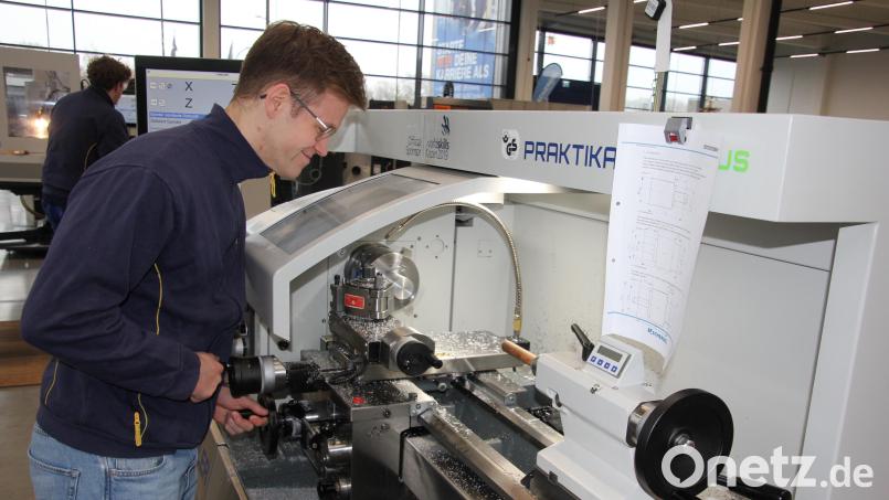 Bastian Fehr an der Drehmaschine: Bayerns bester Industriemechaniker beherrscht die Technik. Bild: kro