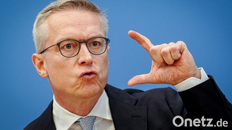 Digitalminister Karsten Wildberger (CDU) unterstützt die Idee einer Altersgrenze für Social Media und hält auch Smartphone-Verbote an Schulen für sinnvoll. (Archivbild) Bild: Kay Nietfeld/dpa