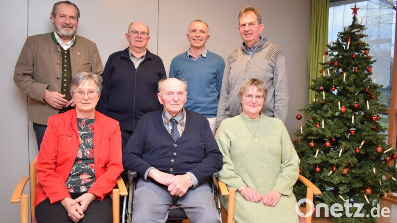 Im Kreise seiner drei Söhne und zwei Töchter und deren Familien feierte Josef Irlbacher aus Grubhof seinen 95. Geburtstag. Die Glückwünsche der Stadt Nabburg überbrachte Bürgermeister Frank Zeitler (stehend von links). Bild: bnr