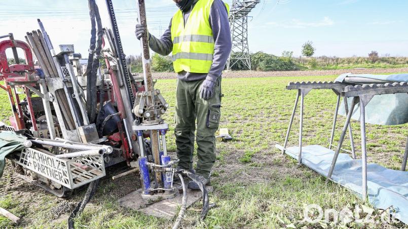 Ein Mitarbeiter entnimmt Bodenproben. Bild: Wolfgang Geyer