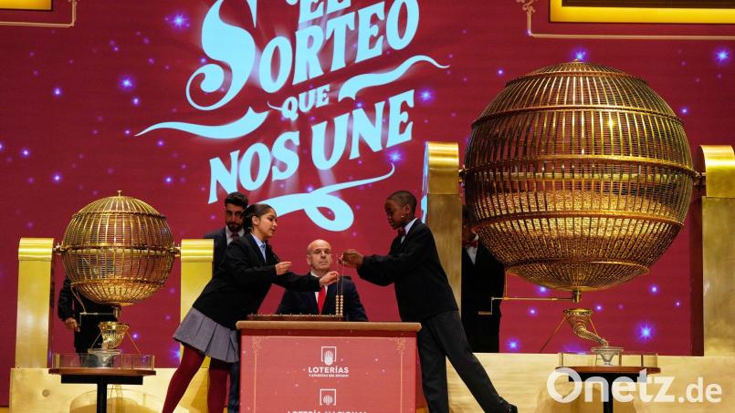 Schülerinnen und Schüler stehen im Mittelpunkt der Zeremonie. Bild: Manu Fernandez/AP/dpa