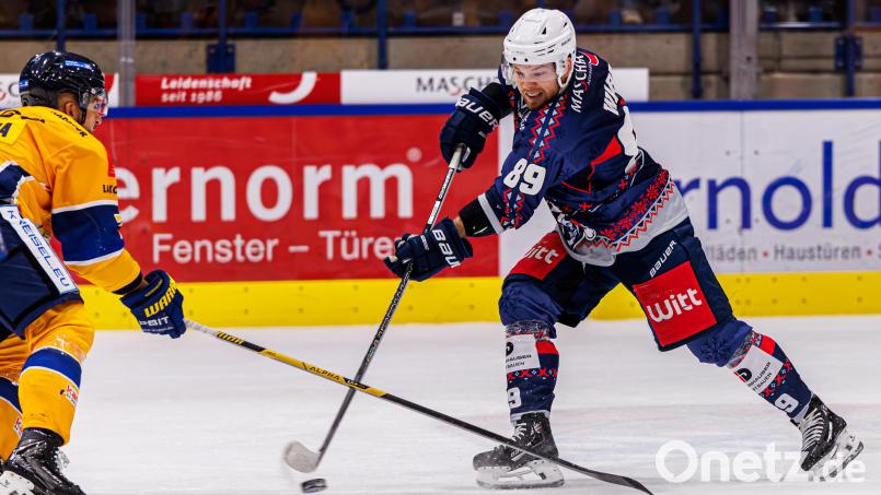 Er wurde sehnlichst zurückerwartet und gefiel bei seinem Comeback gleich mit einem Treffer: Tyler Ward (rechts) geht nach Verletzungspause wieder auf Torejagd für die Blue Devils Weiden. Bild: Werner Moller