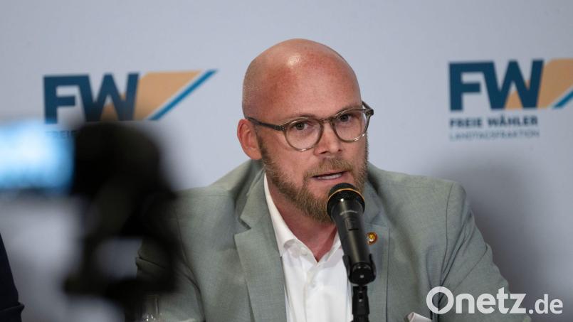 Was am Stammtisch kriminell sei, müsse auch im Netz sanktioniert werden können, sagt Bayerns Digitalminister Fabian Mehring. (Archivbild) Bild: Pia Bayer/dpa
