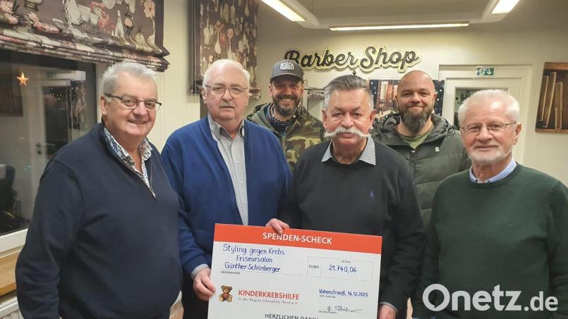 Die Freude über die Spendensumme von 21.740,06 Euro ist groß (vorne, von links): Rainer Gebert, Herbert Putzer, Günther Schönberger, Wolfgang Leupold, 
(hinten, von links) Bernhard Balk und Alexander Gallitzendörfer Bild: Johanna Hofacker