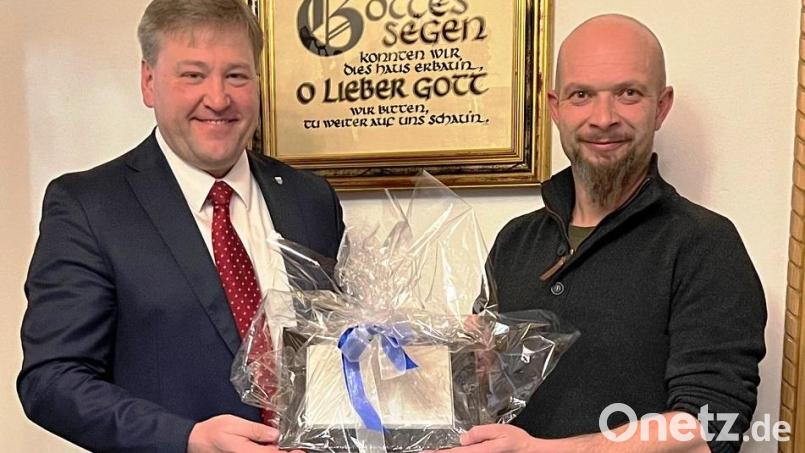 Der ehemalige Kastler CSU-Marktrat Christian Fromm (rechts) wurde von Bürgermeister Stefan Braun aus dem Gremium verabschiedet. Bild: jp