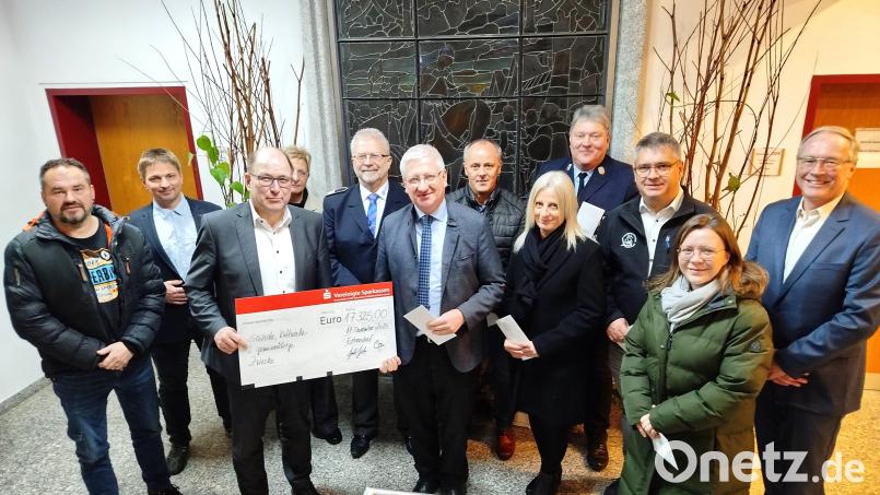 Die Vereinsvertreter mit Sparkassen-Vorstandsmitglied Johann Zach (Dritter von links) und Bürgermeister Johannes Reger (Sechster von links) bei der Spendenübergabe. Bild: Jochen Neumann