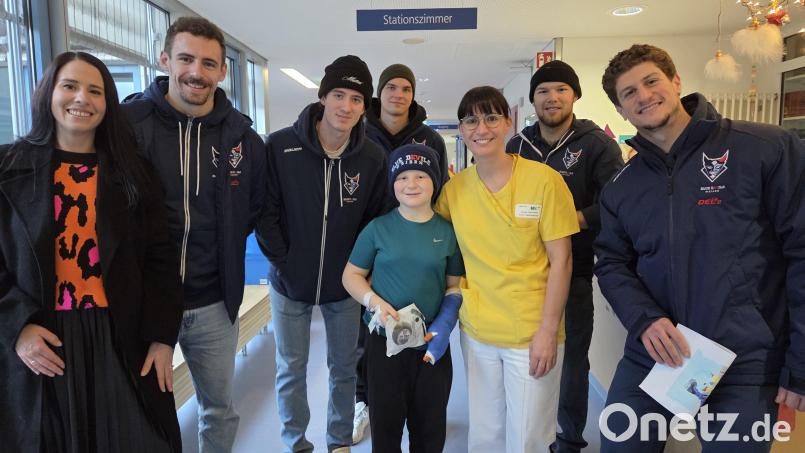 Initiatorin Katharina Ribnitzky (links) und einige Spieler der Blue Devils Weiden überraschten in der Weidener Kinderklinik unter anderem den jungen Patienten und Devils-Fan Aaron. Bild: Kathi Ribnitzky/exb