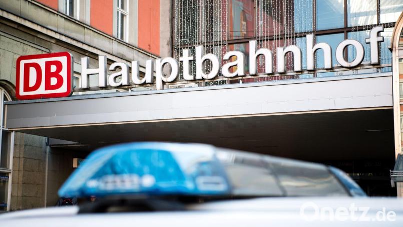 Als die Polizeibeamten am Münchner Hauptbahnhof eintreffen, hat der 27-Jährige die Gleise bereits verlassen. Symbolbild: Matthias Balk/dpa