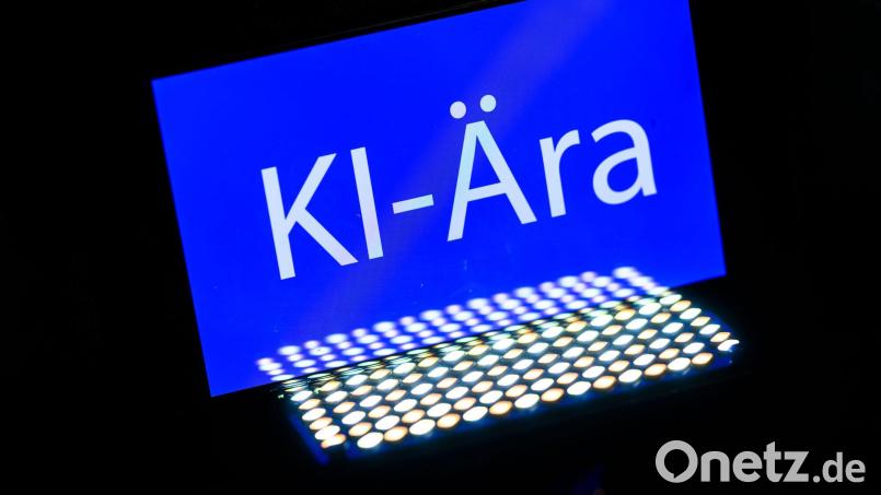 Das Wort des Jahres 2025 ist „KI-Ära“. Voraussichtlich 2026 werden viele Verbraucherinnen und Verbraucher erstmals einer Weiterentwicklung der Technologie begegnen - beim Online-Einkauf. (Symbolbild) Bild: Robert Michael/dpa